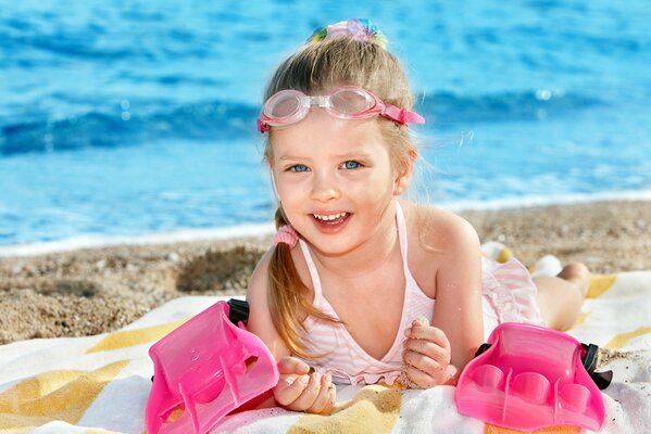 Heureuse petite fille en été sur la plage