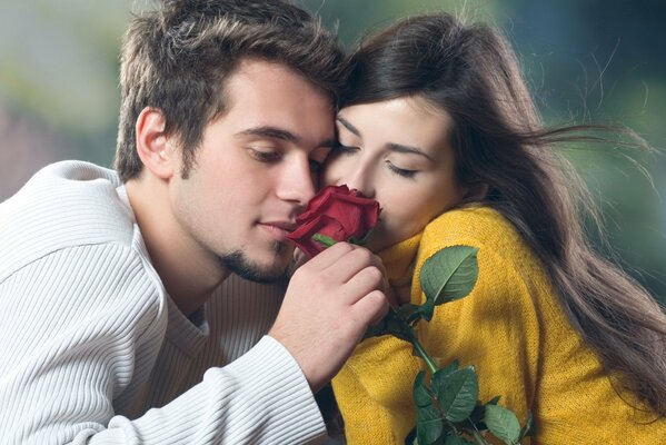 Photo d une fille et un gars avec une rose