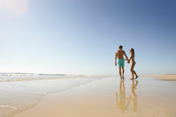 Dos amantes en la playa