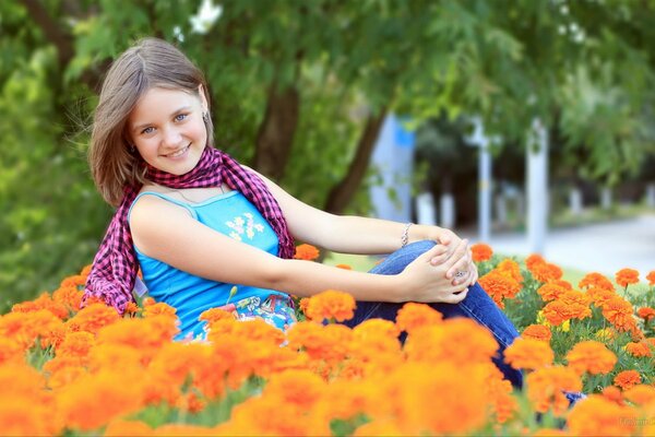 Niña en el fondo de las flores y la naturaleza