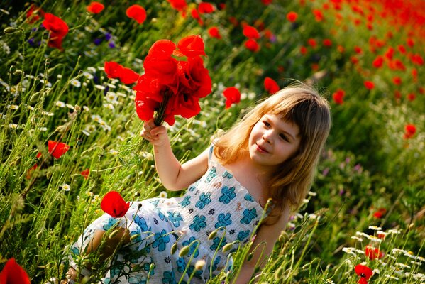 Niña en un campo de amapola