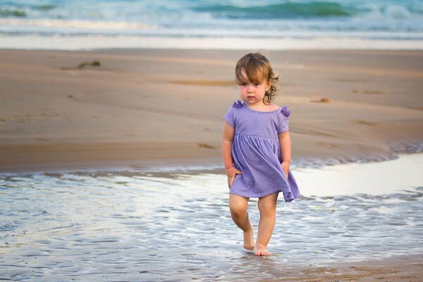 Mädchen im seichten Wasser, Mädchen im lila Kleid