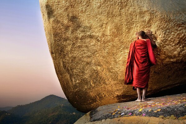 The monk standing on the golden mountain