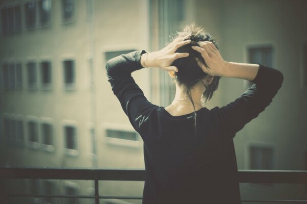 Fille sur le balcon admirer le paysage urbain