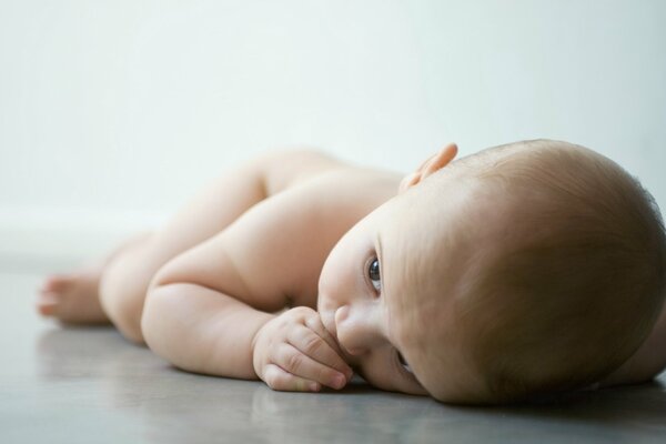 Il bambino spensierato ha pensato a qualcosa