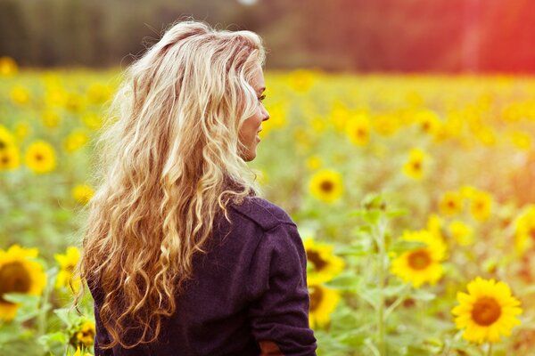 Immagine luminosa di una ragazza su un campo di girasoli