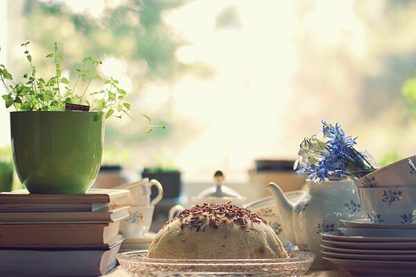 Servicio de la mañana con flores azules