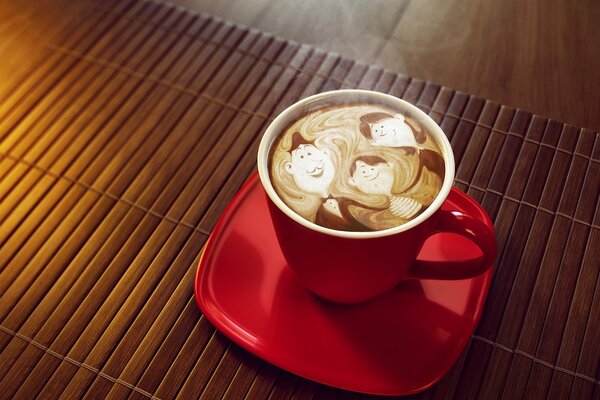 Cappuccino à motifs dans une tasse rouge