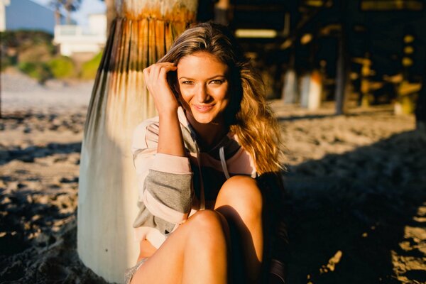 Fille souriante sur la plage au soleil