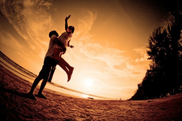 Couple d amoureux sur la plage