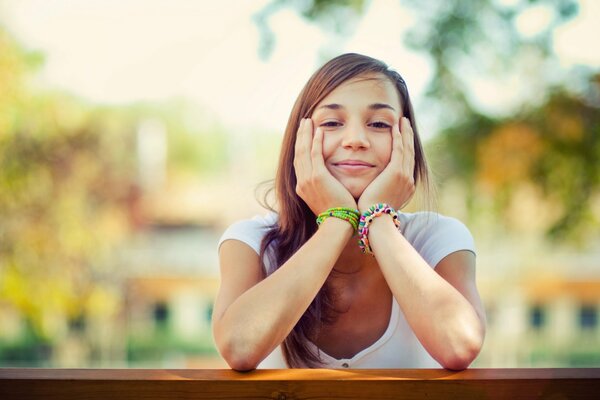 Chica sonriente con estado de ánimo de verano