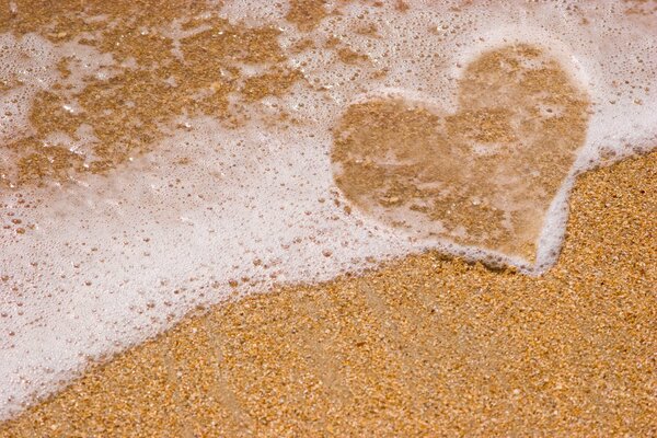 Coeur sur la plage de sable