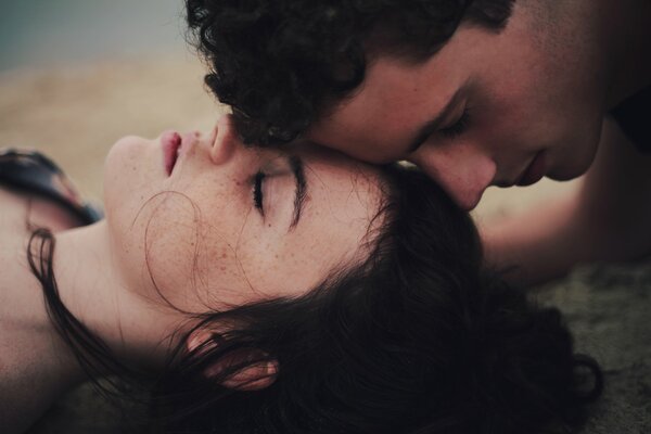 Una pareja en la arena. Amor. Dos