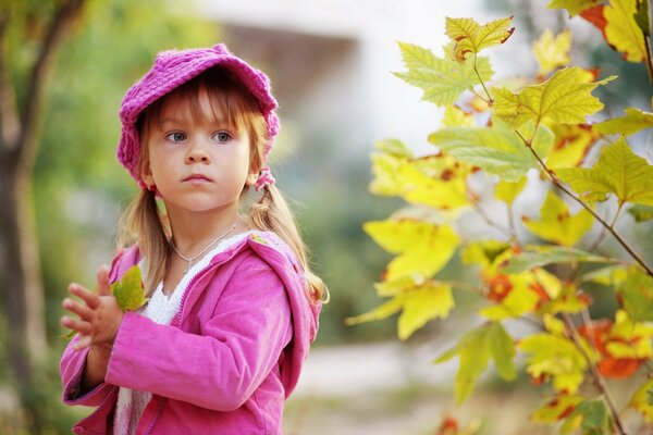 Fille triste dans la forêt sur fond de feuilles d arbre