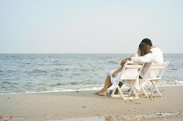 Photo romantique d un couple sur le rivage