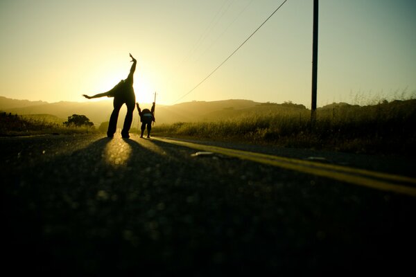 Les voyageurs marchent sur la route