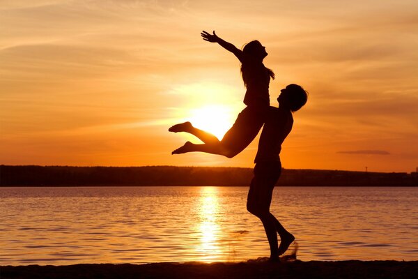 Couple sur fond de coucher de soleil. Amour et romance