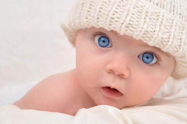 Beau bébé aux yeux bleus