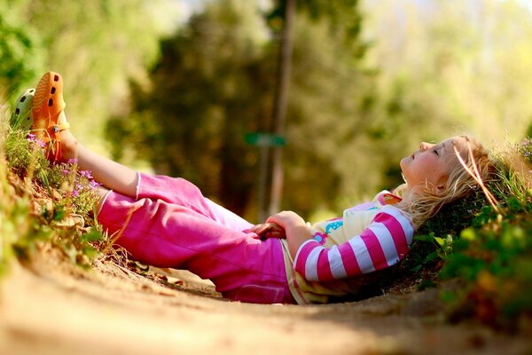 Jolie fille en plein air