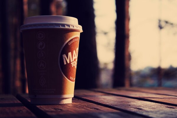 Tasse de café le matin dans la rue