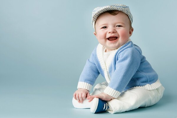 Pequeño chico lindo sonriendo