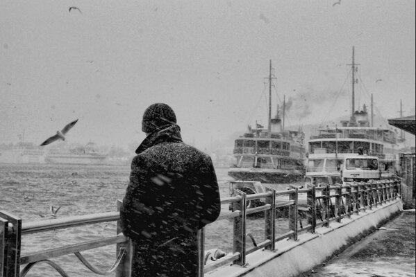 Winterwetter hat Schiffe im Hafen mit Eis gefesselt