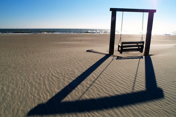 Huśtawka na piaszczystej plaży Morza