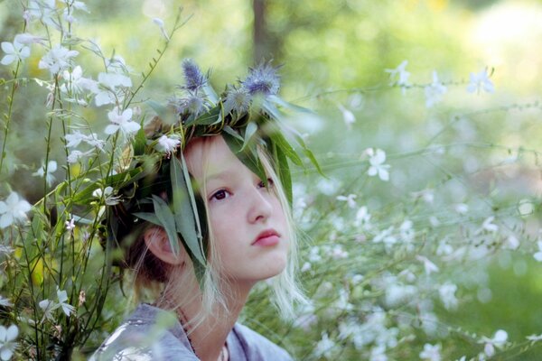 Niña sentada en flores