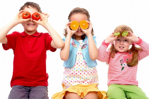 Les enfants jouent avec des fruits et légumes