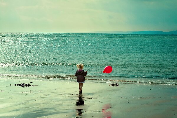 Das Mädchen und das Meer. Blau und Rot