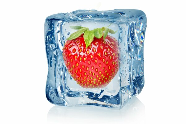 Les fraises dans un cube de glace