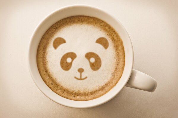 Panda auf Kaffeeschaum gemalt