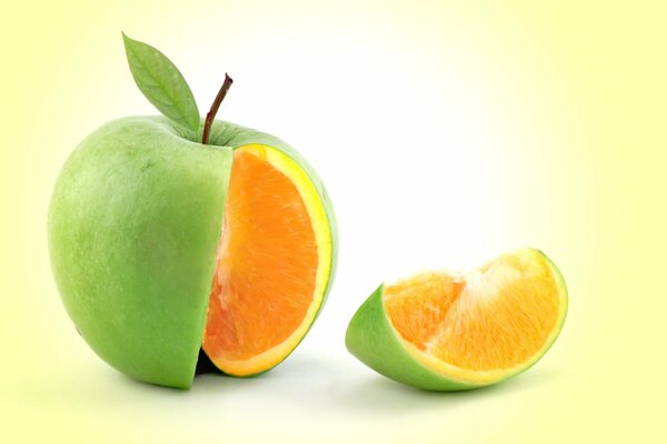 Manzana verde con corazón de naranja