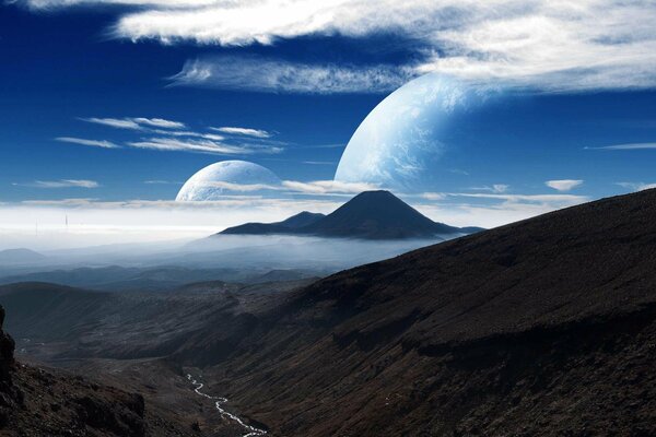 En las montañas, el cielo con nubes y la Luna