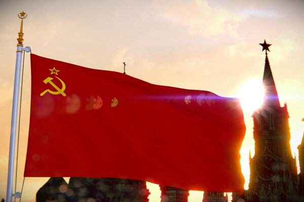 La bandera de la URSS en desarrollo en el fondo del Kremlin en Moscú