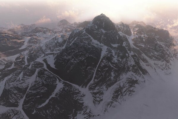 Le montagne nella foschia sembrano accoglienti e calde