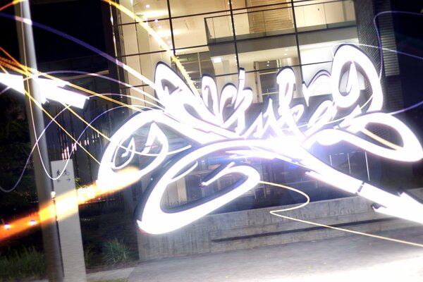 Graffiti con estilo en la ciudad nocturna