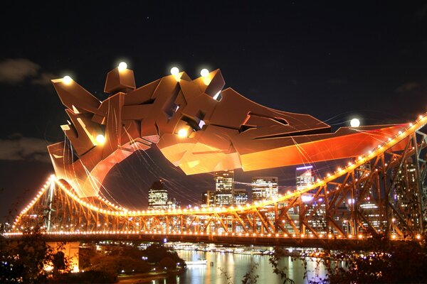 Brücke aus voluminösem Metallgraffiti in Abendlichtern