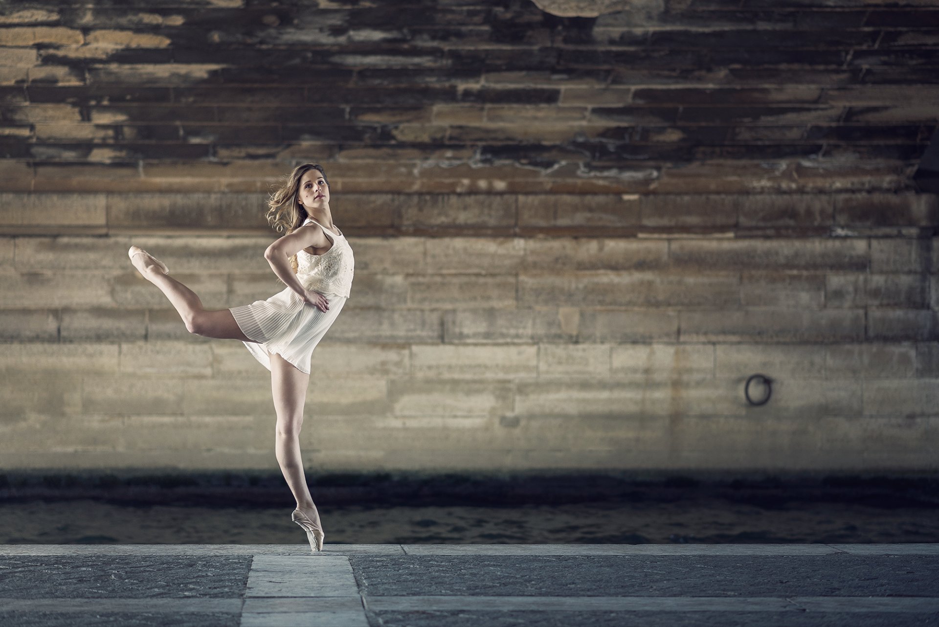 la jeune fille une danseuse de la posture