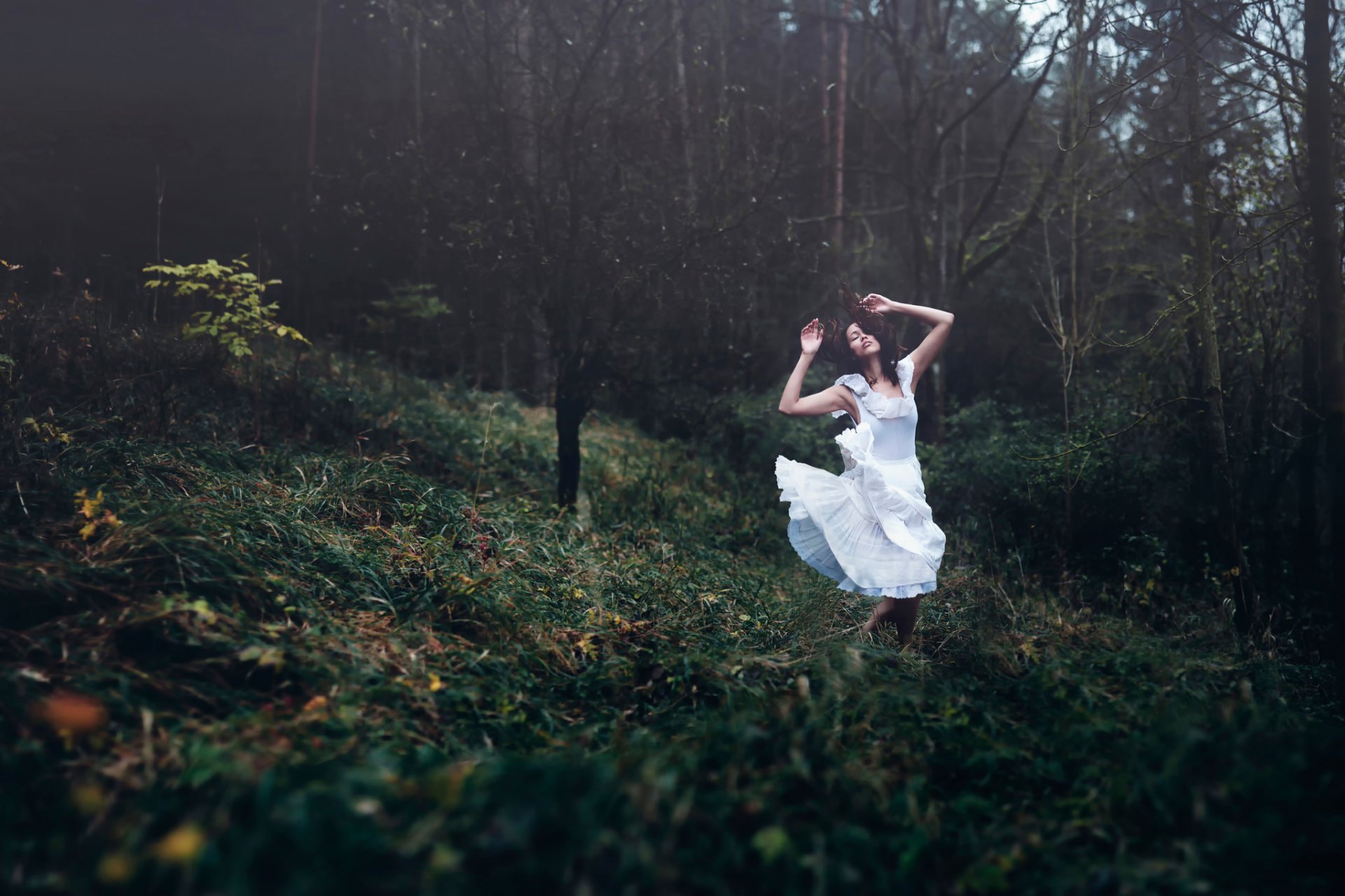 andrea peipe dreamweaver ragazza foresta abito danza