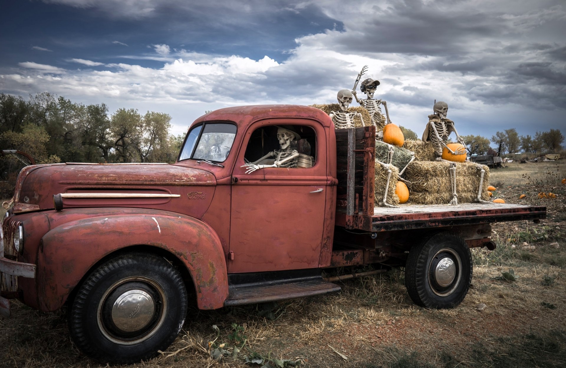 ghost riders halloween ford lkw skelette kürbisse