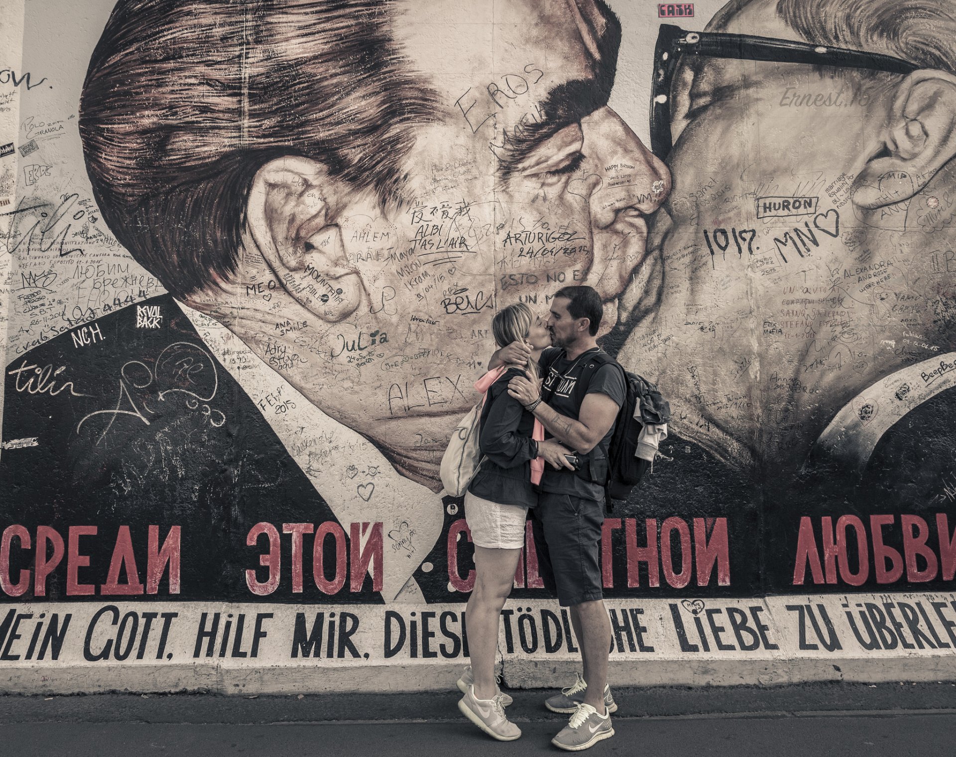 hombre mujer beso amor leonid brezhnev erich honecker pared dibujo autógrafos