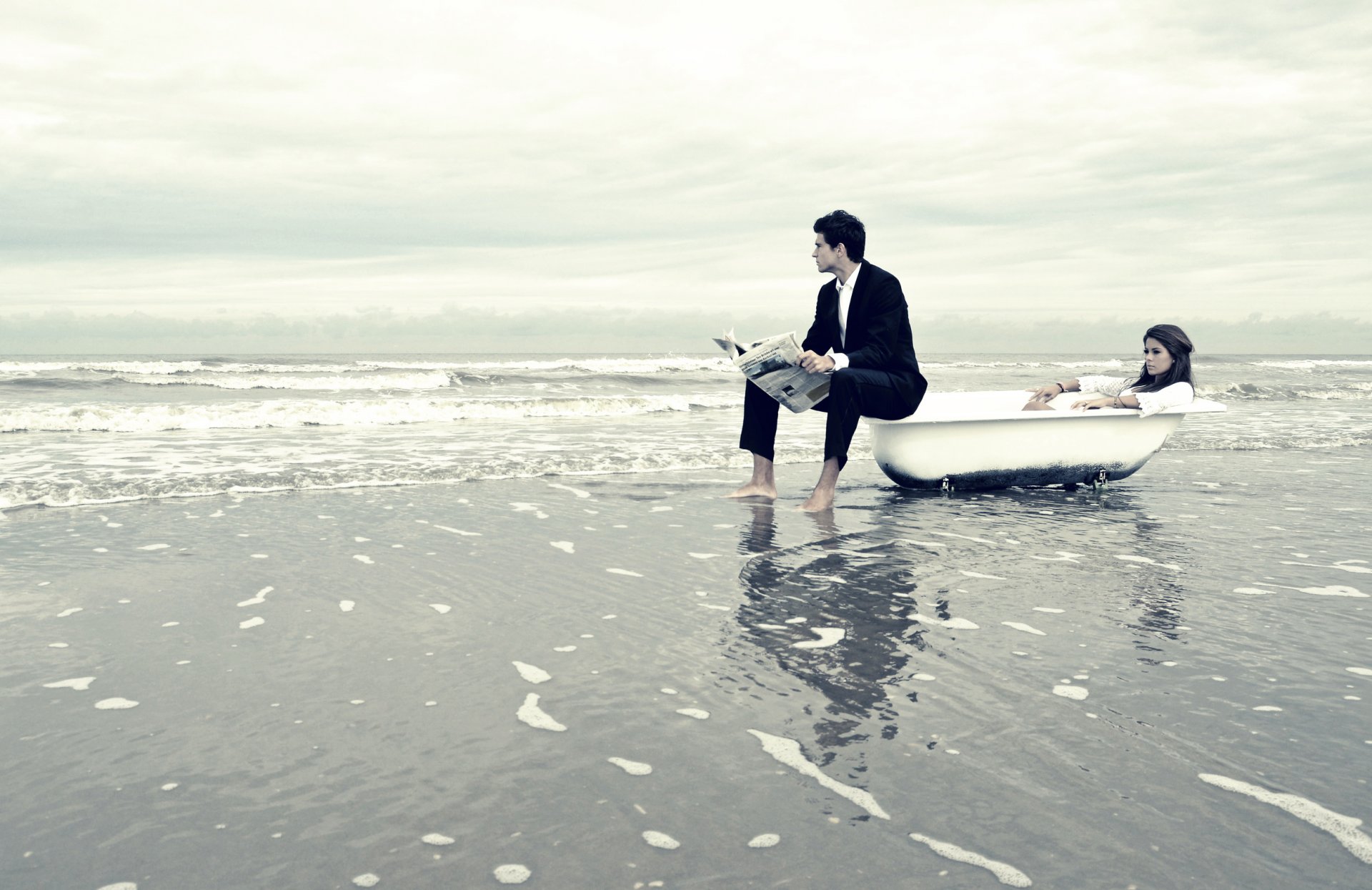 un gars une plage un journal baignoire jeune fille