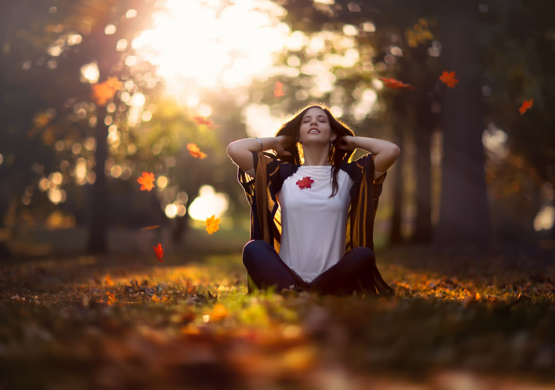 mi-automne matin la jeune fille l automne la chute des feuilles