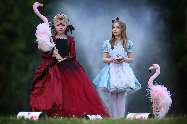 Dos hermosas chicas en vestidos y flamencos