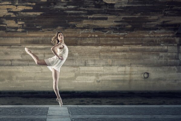 Hermosa pose de bailarina elegante