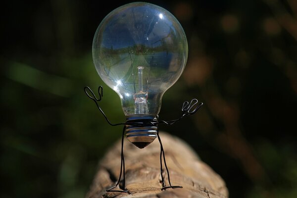 Ein Spielzeug aus einer Lampe in Bokeh-Technik