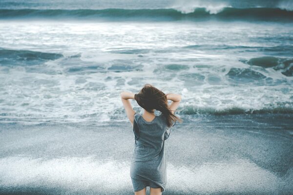 La fille sur le front de mer, surf