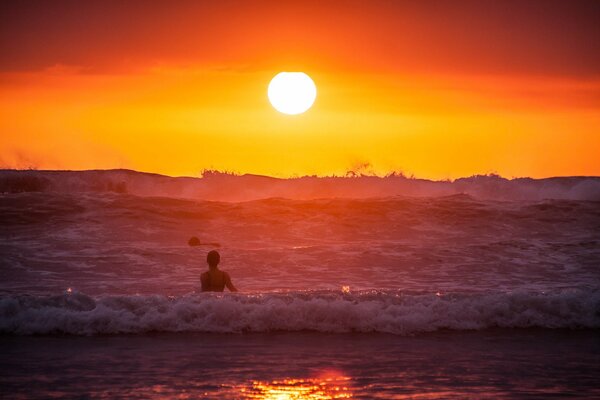 Splendido tramonto fuso con il mare