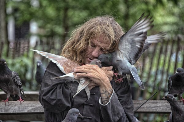 Un sans-abri de new york avec les pigeons